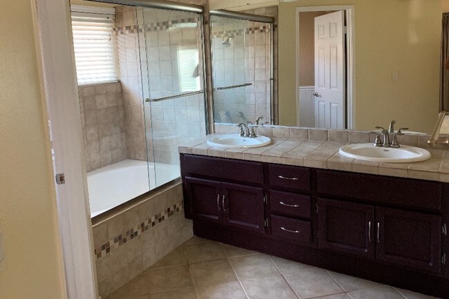 Master bathroom - 8179 Rimridge Ln