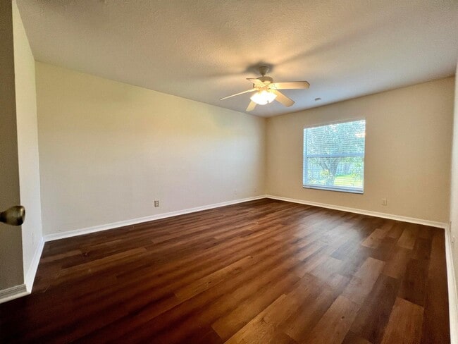 Building Photo - 532 SW Kabot Ave