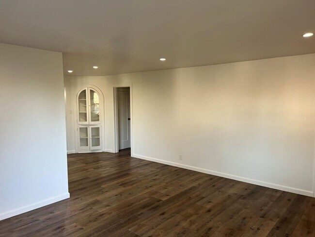Building Photo - 955 Maltman Ave