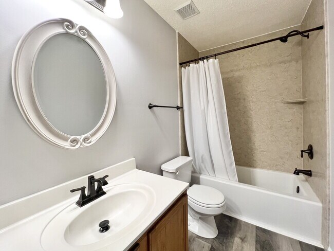 Building Photo - STEELECREEK TOWNHOUSE!