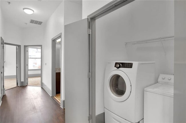 Building Photo - 745 Fountainhead Ln NE