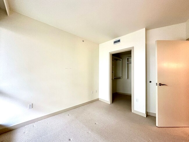 Building Photo - 1Bd/1Ba Bellevue Condo