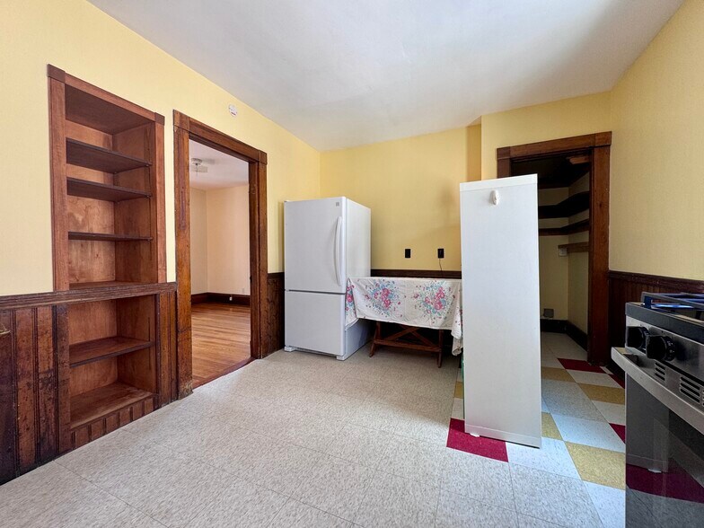 Kitchen showing pantry - 104 Hancock St