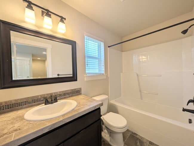 Building Photo - 3Bd/2.5Ba Lynnwood Home