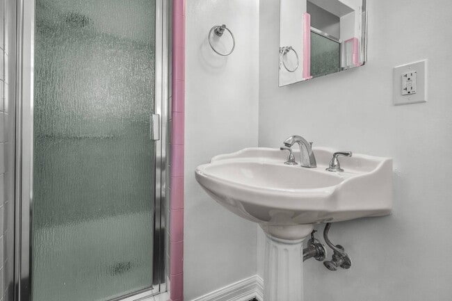 Building Photo - 2 bed + 2 bath in amazing location!!