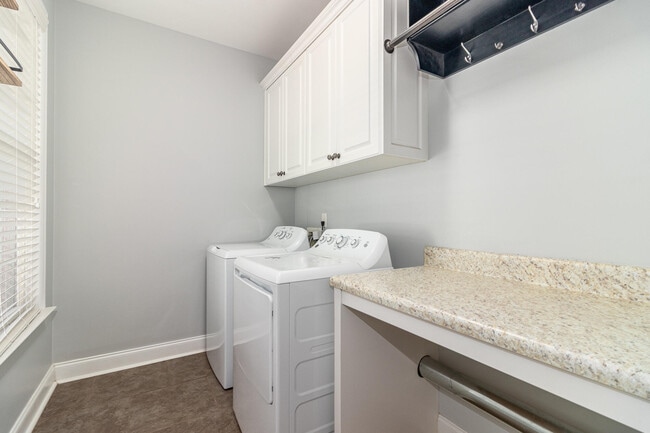 Building Photo - 4025-4025 Stowe Dr