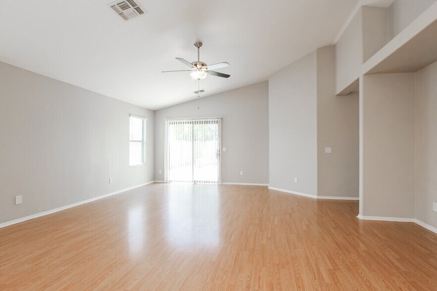 Building Photo - 15227 W Fillmore St