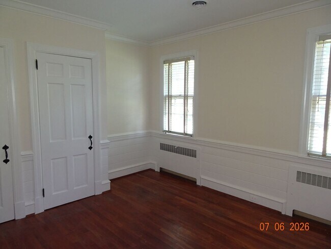Building Photo - 3 bedrooms, 2 baths single family home