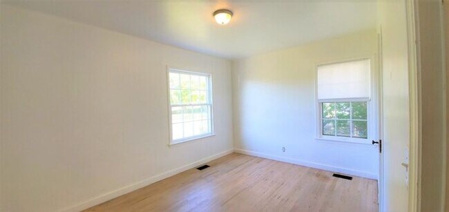 Building Photo - 3 Bed 1.5 Bath 2 car garage in Nichol's Hi...
