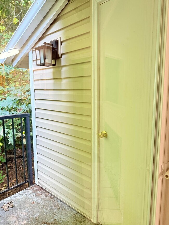 Building Photo - Top-Floor Living in Issaquah!