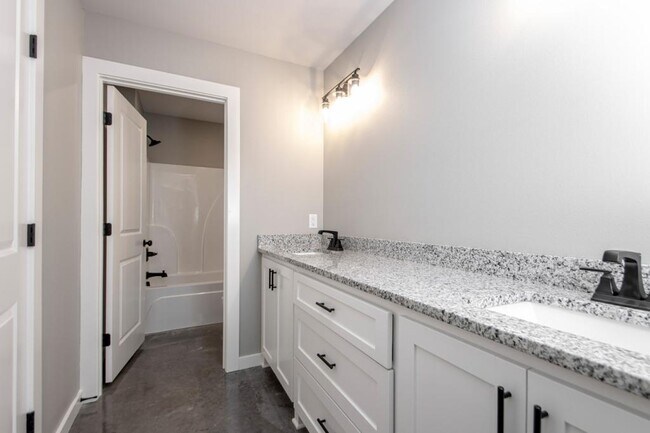 Building Photo - 106 Hemlock Ave