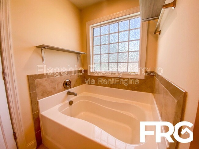 Building Photo - 112 Quail Hollow Dr