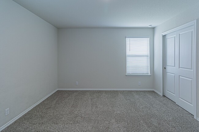 Building Photo - 4 bd/2 ba available NOW!! Wiseman/Talley F...