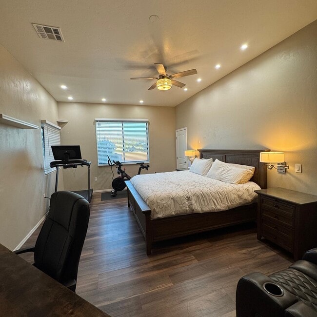 Building Photo - 1111 Vista De Los Alamos