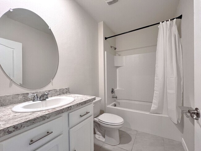 Building Photo - Four-Bedroom Home Near Lake Hartridge