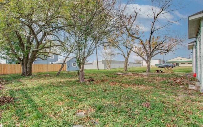 Building Photo - 114 S Iowa St