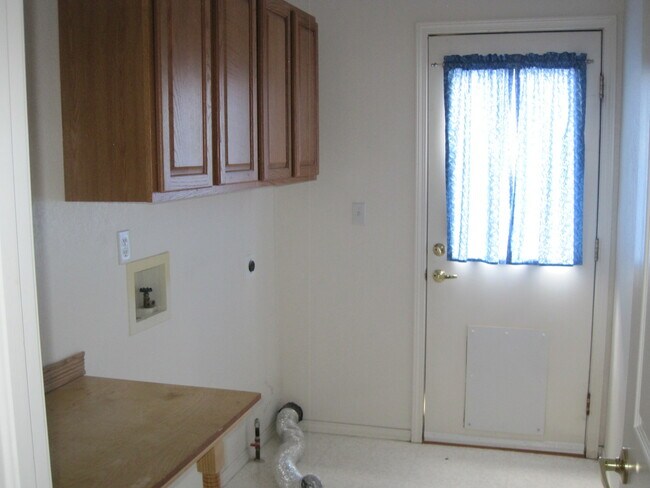 Building Photo - 1319 Iris Cir