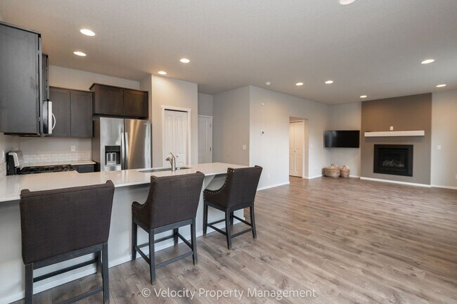 Building Photo - Beautiful 4 Bedroom Home in SE Bend with putting green!