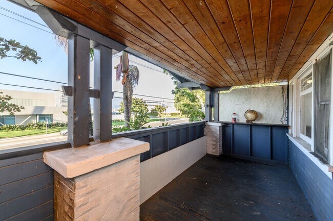 Building Photo - 1070 W Santa Ana Blvd