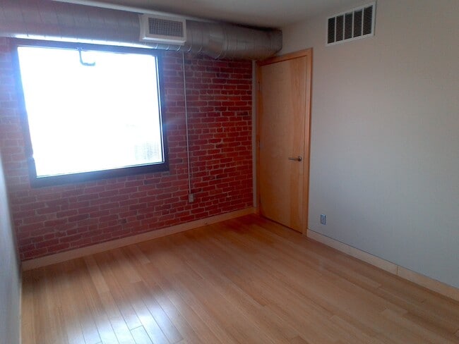 Building Photo - Downtown Loft-Style Studio Condo | 720 Sq....