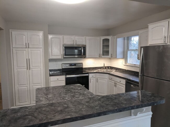 Building Photo - *****Huge 4 bedroom, 3 full bath home FOR ...