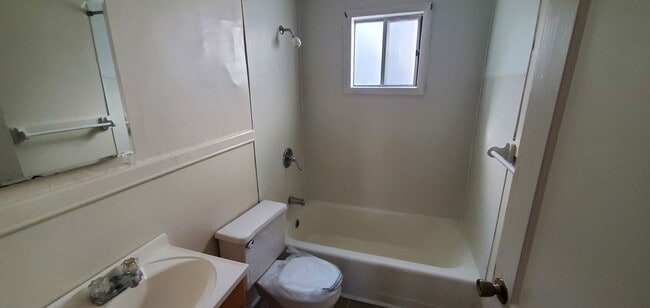 Building Photo - 1028 Willowbrook Dr