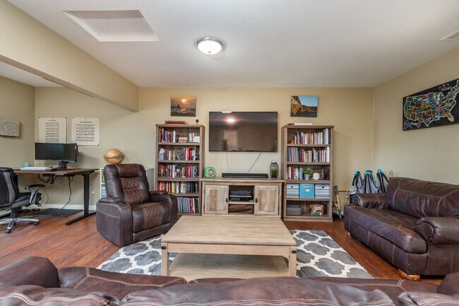 Building Photo - Spacious and Beautiful Home with Private Apartment!