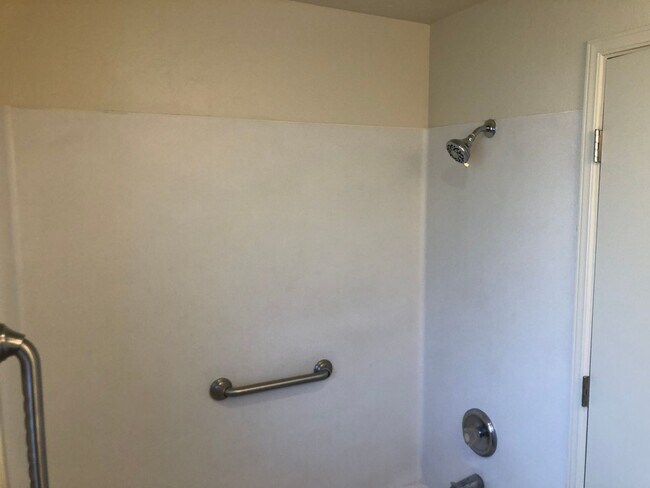 Building Photo - Updated 2 bedroom, 2 bathroom duplex in Sp...