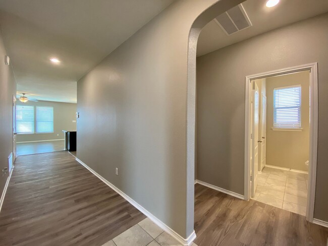 Building Photo - Stunning and Spacious 3 bedroom- 2 bathroo...