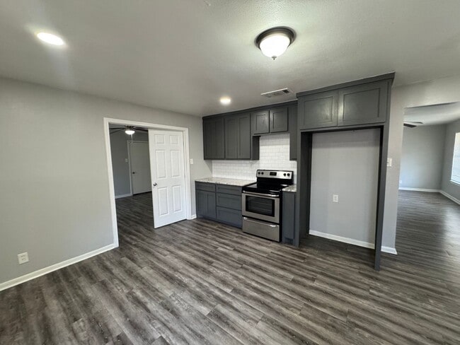 Building Photo - Updated 2 bedroom