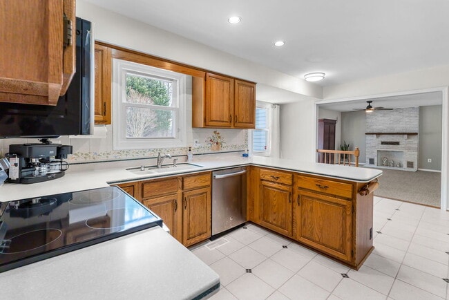 Building Photo - "Charming 4-Bedroom Retreat with Sun Room Scenic Views