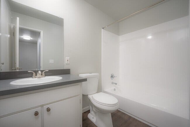 Kiely #7 bath - Parkview Apartments