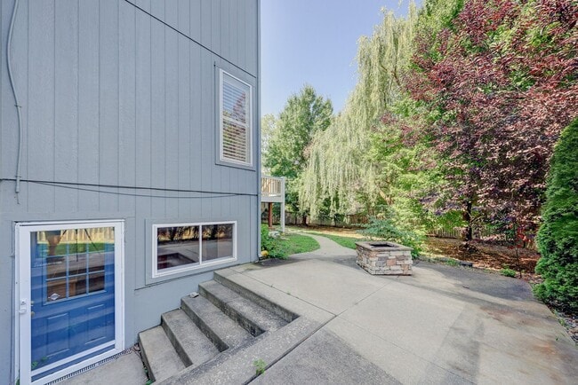 Building Photo - {14400} Somerset Brooke + Beautifully Updated Throughout + Finished Walk Out Basement + Fenced Yard