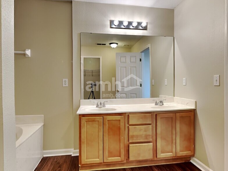 Building Photo - 1927 River Rock Rd