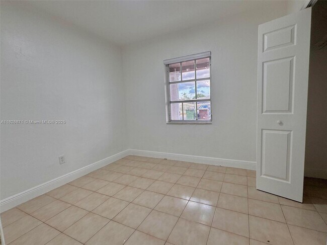 Building Photo - 541 E 38th St