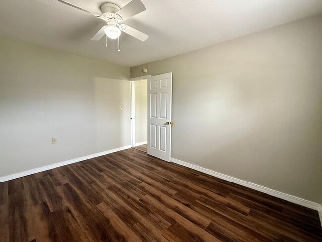 Building Photo - 204 N 16th Ave