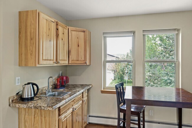 Building Photo - 408 Meadow Ct