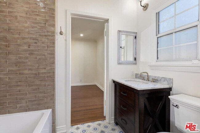 Building Photo - 144 S La Peer Dr