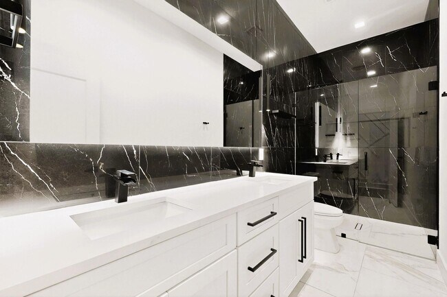 Building Photo - Modern 3 Bed, 3 Bath Home Near Downtown Dallas