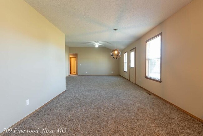 Building Photo - 709 S Pinewood Ln