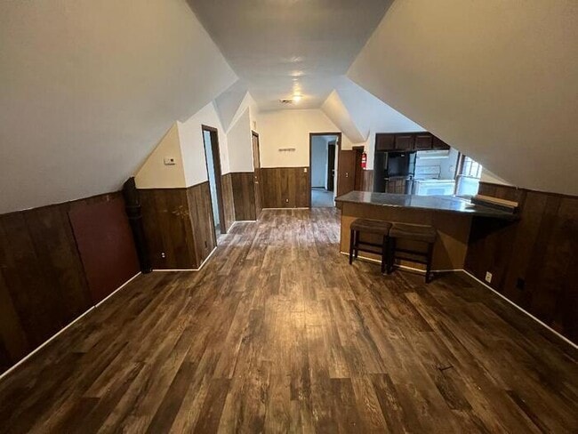 Building Photo - Upper 1 Bedroom Apartment