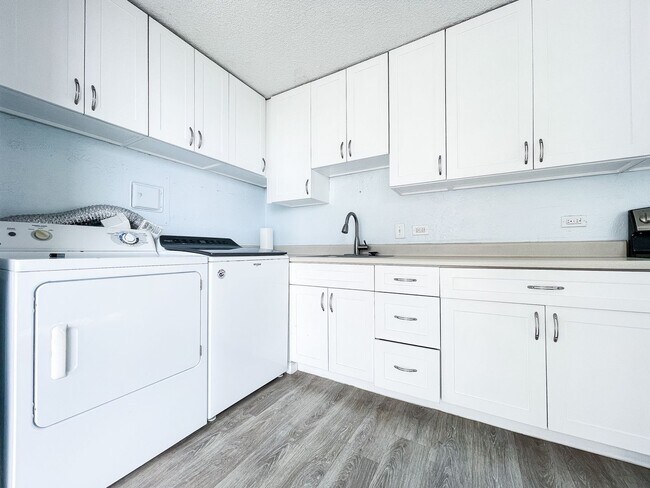 Building Photo - Centrally Located 2/1 with Parking!