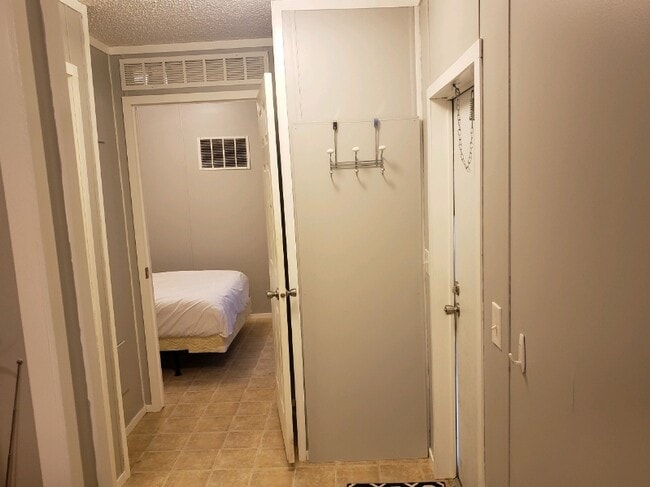 Building Photo - 161 E Crest Dr