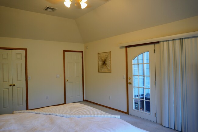 Building Photo - 417 Oakdale Dr