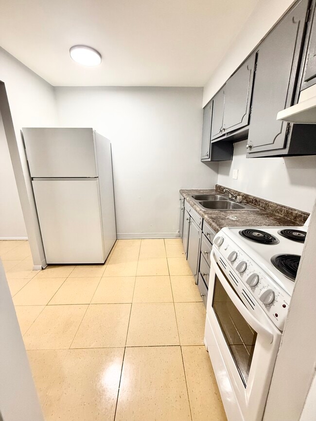 Building Photo - 2971 Four Towers Dr