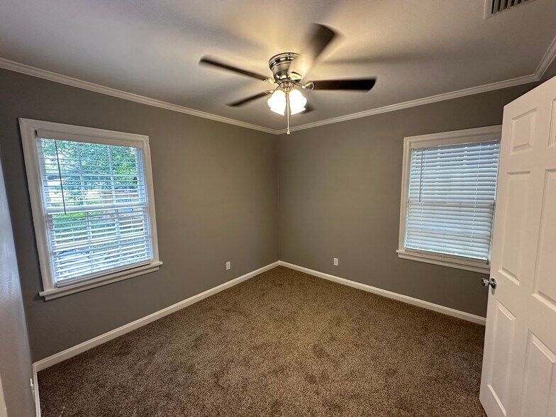 Building Photo - 163 Potter Dr