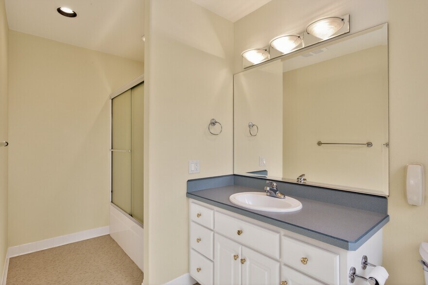 Building Photo - 1645 SE Oak Shore Ln