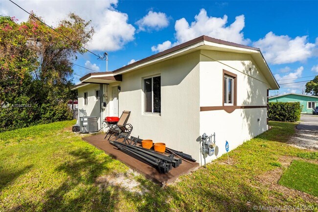 Building Photo - 15200 Railroad Dr