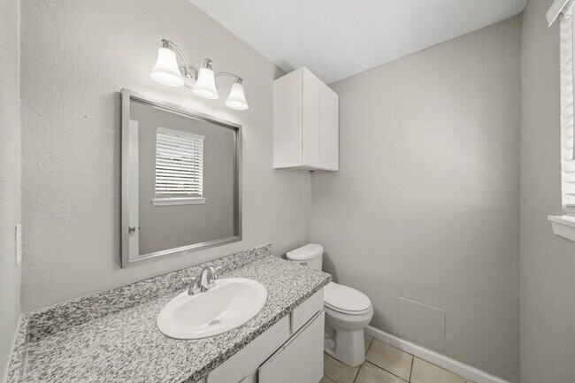 Building Photo - Updated Two-Story Duplex in Pearland with Yard Care Included