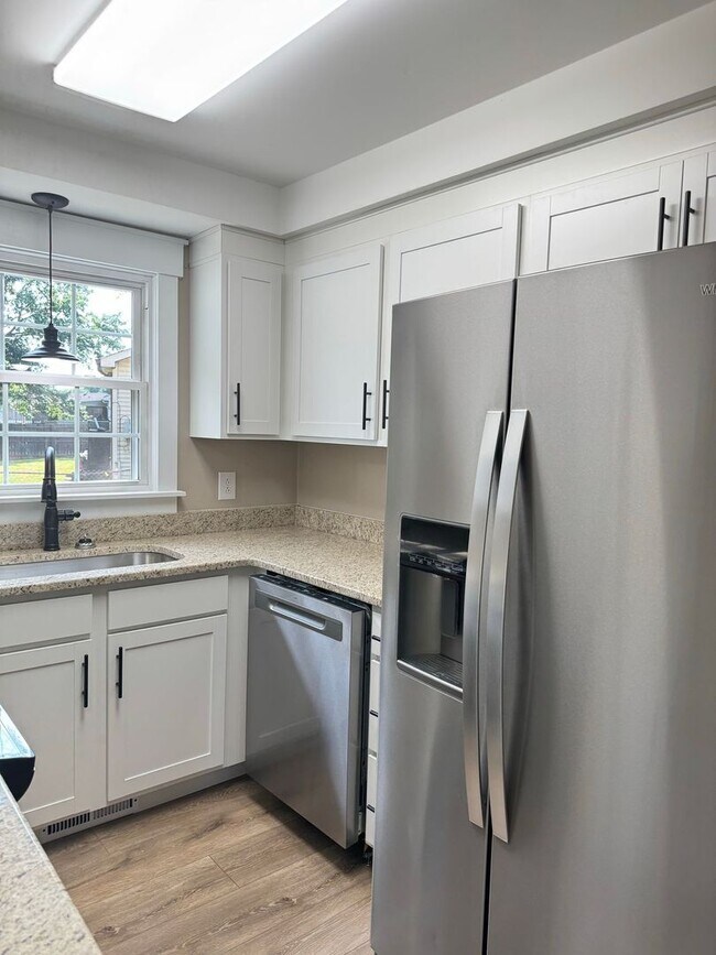 Building Photo - Great Location! 3Bd/2Ba Remodeled Home on ...